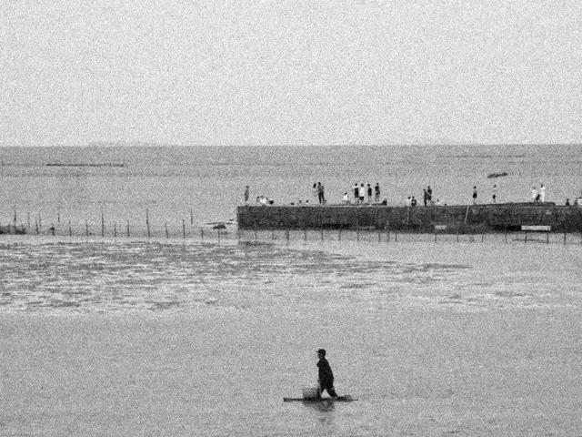 A previously captured "skateboarding" fisherman; I thought it was a special pose, but it turned out to be common